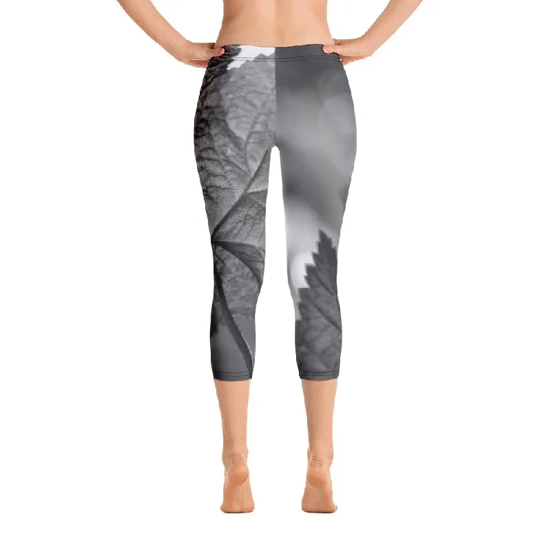 capri-leggings-black-and-white-abstract-1