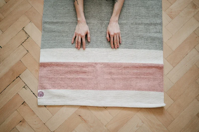 organic-mysore-yoga-rug-herbal-ayurvedic-dyed-vemgadam-grey-manjistha-pink